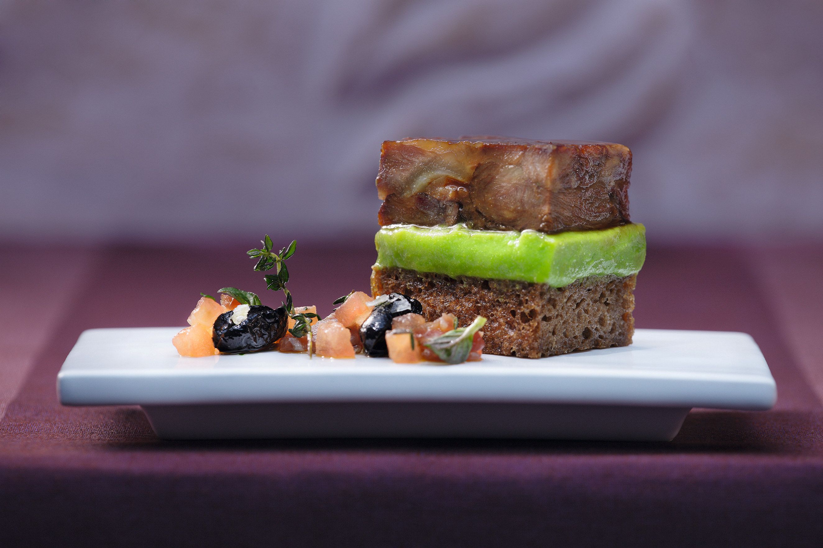Marinierter Ochsenschwanz mit Erbsencreme – Rezepte – Kulinarik – WIBERG