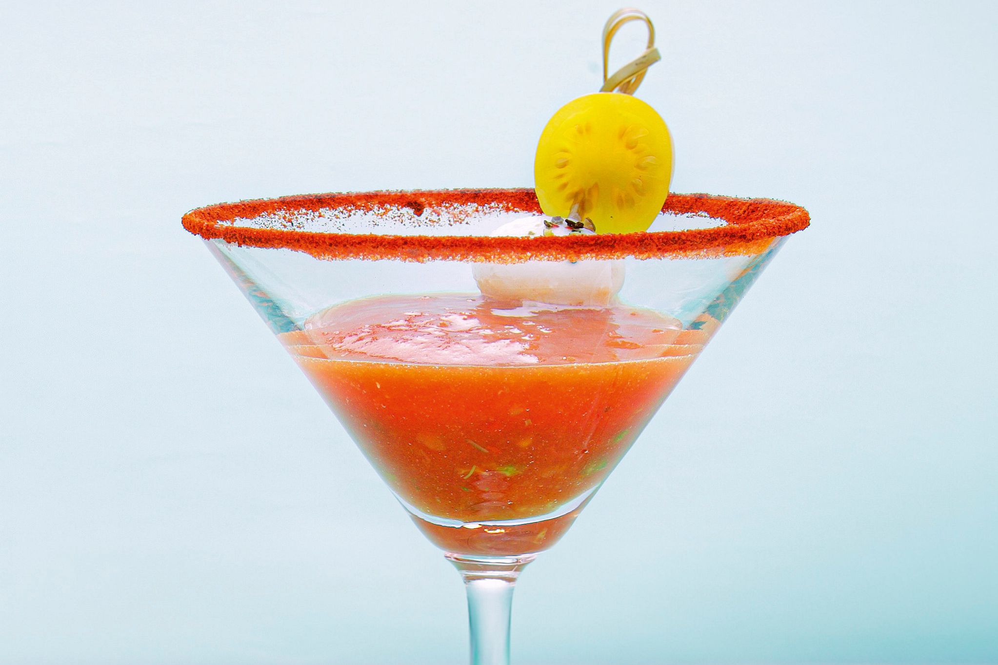 Gazpacho-Cocktail mit Tomaten-Mozzarellaspießchen