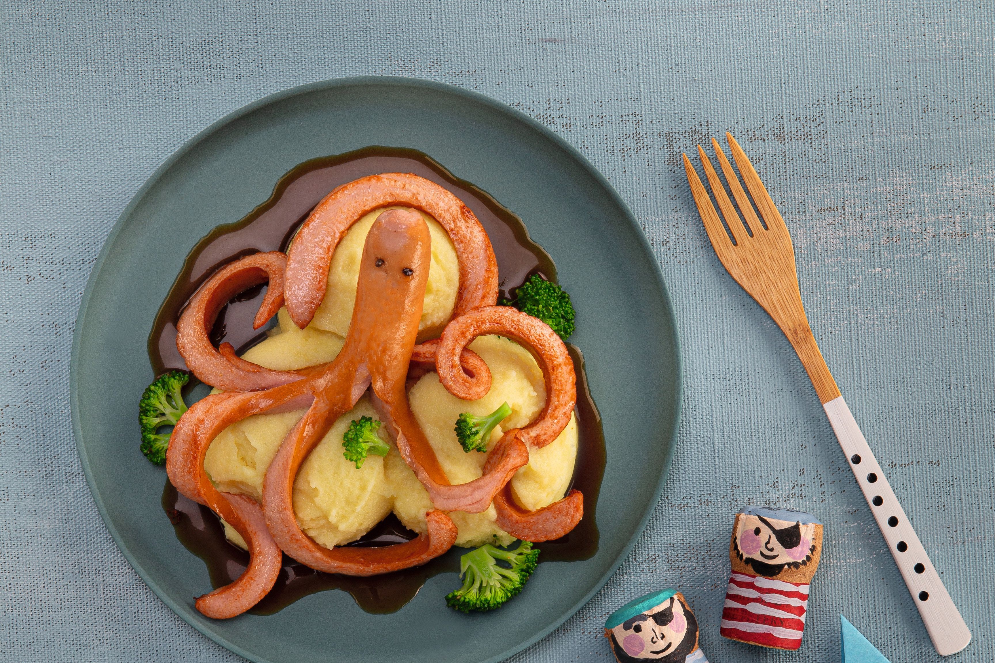 Würstchen-Oktopus mit Kartoffelpüree und Sauce