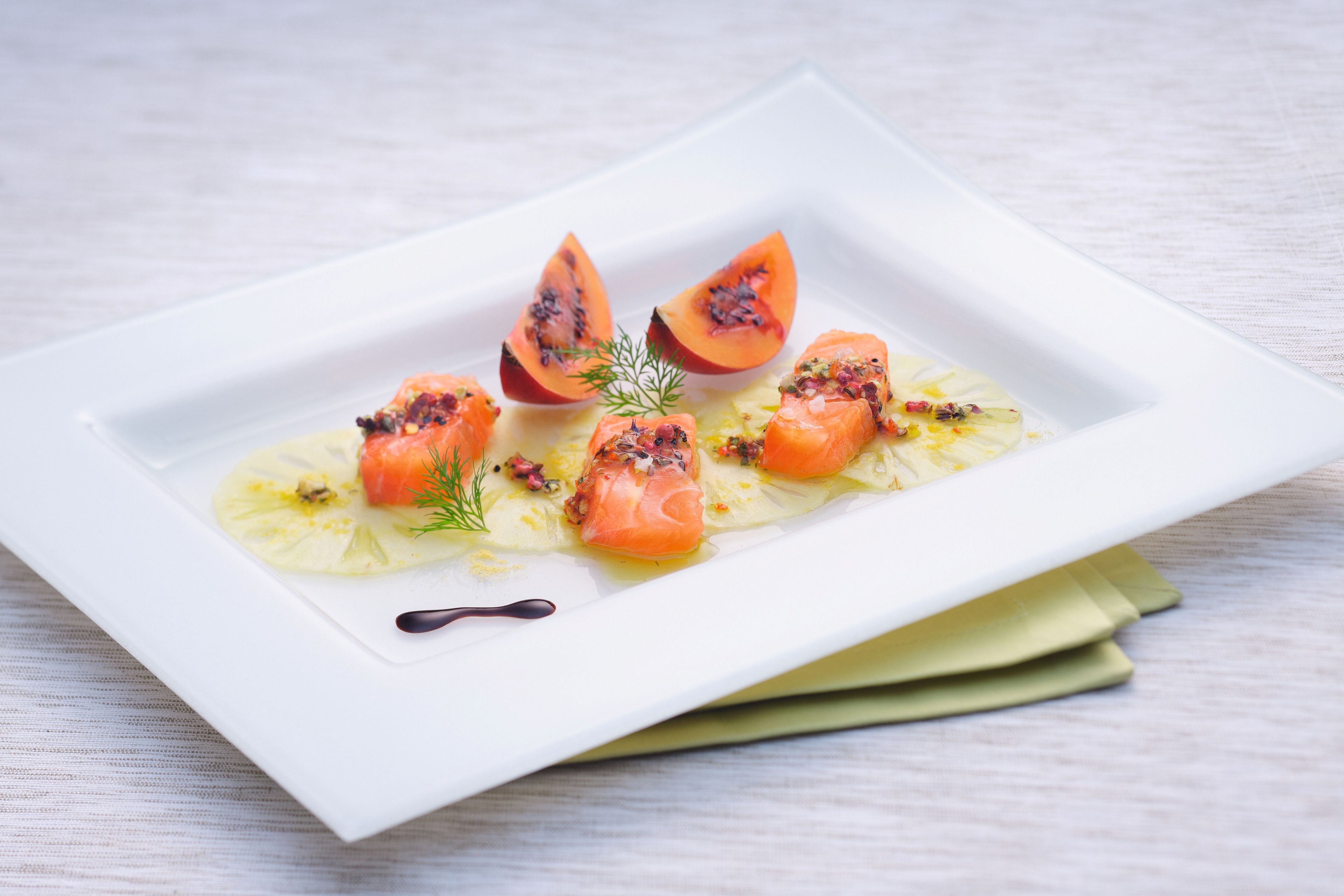 Roh marinierter Lachs auf Baby-Ananas-Carpaccio