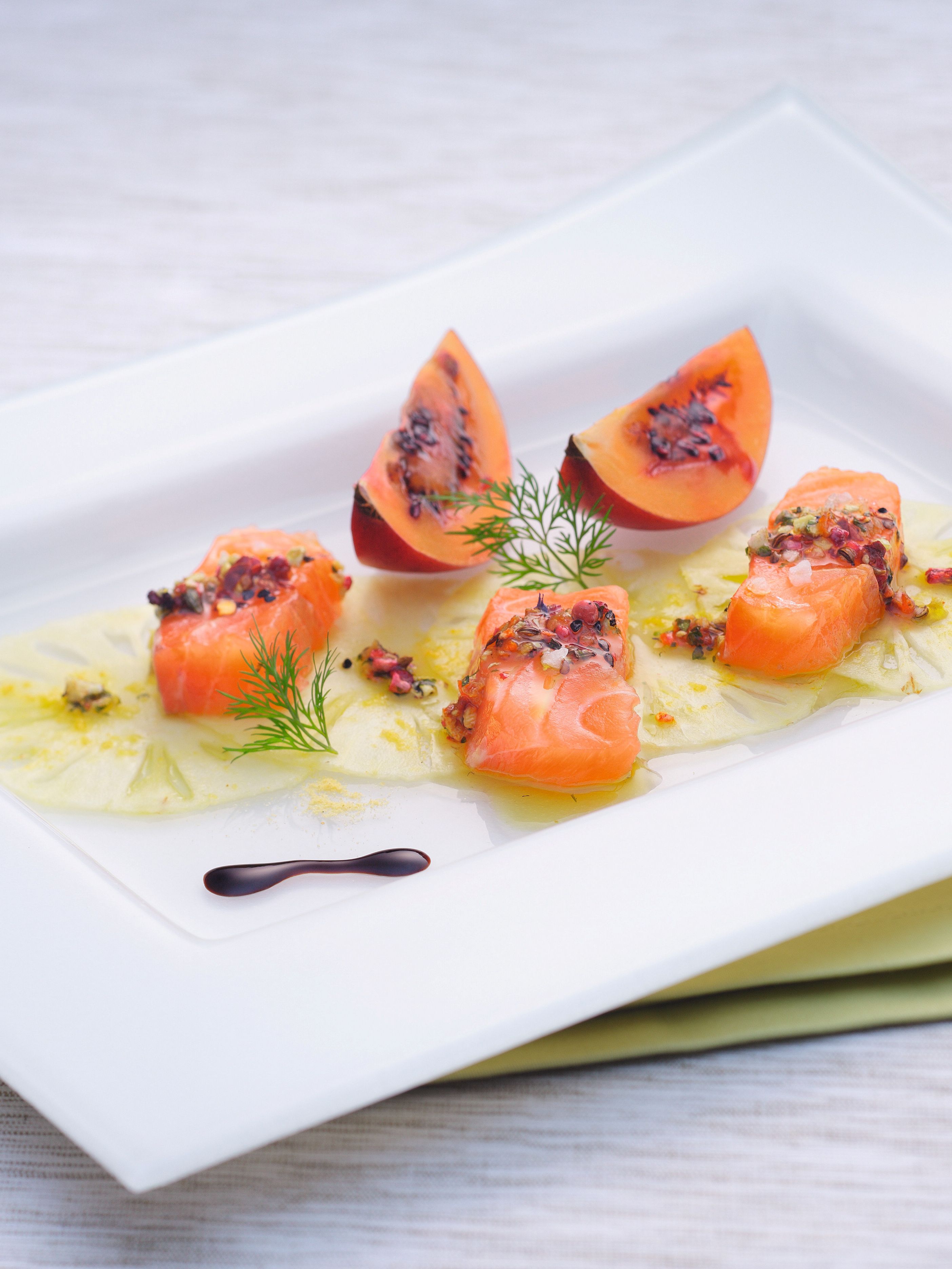 Roh marinierter Lachs auf Baby-Ananas-Carpaccio