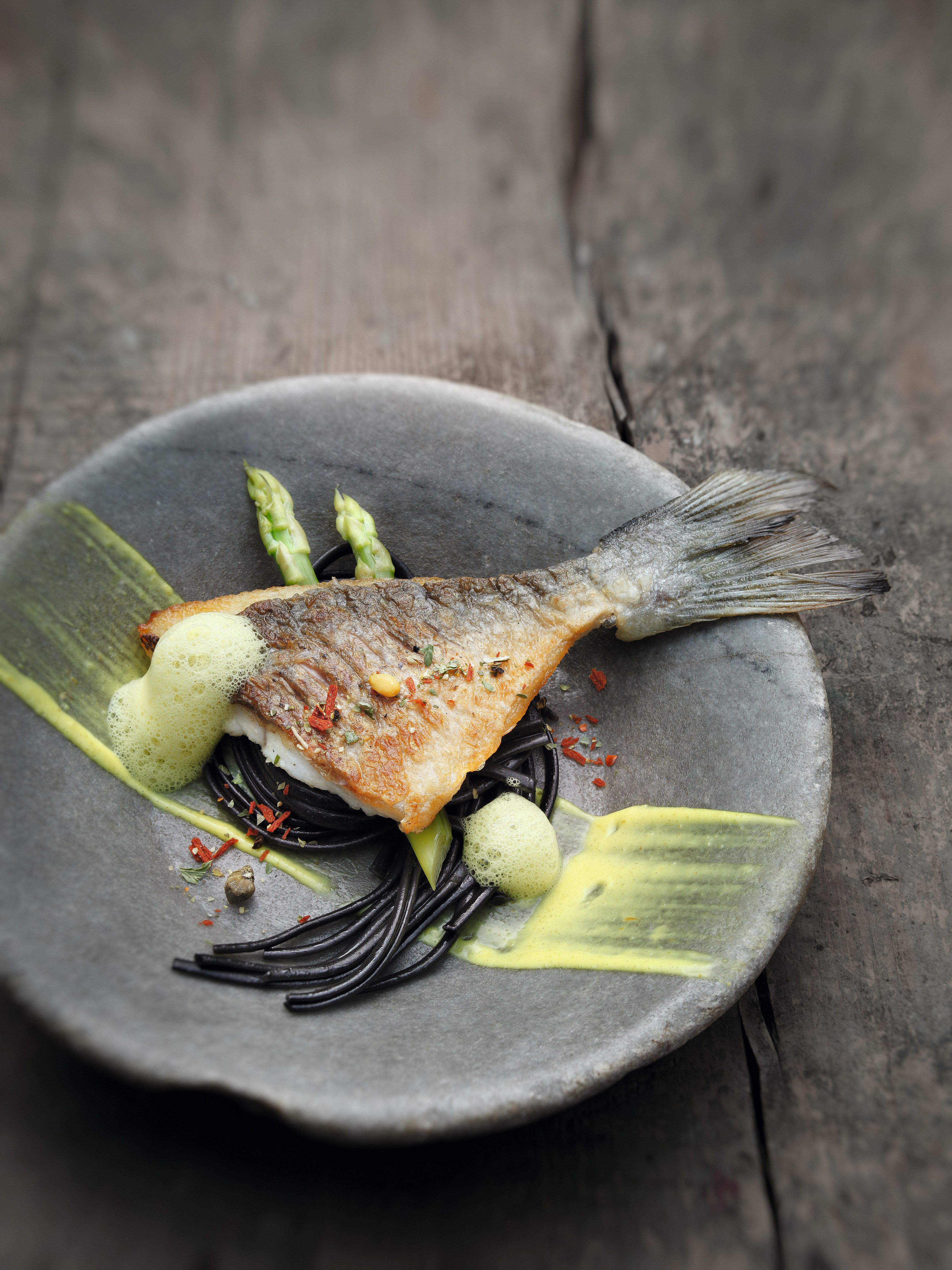 Goldbrassenfilet mit Sepia-Zitrus-Nudeln und Safranschaum