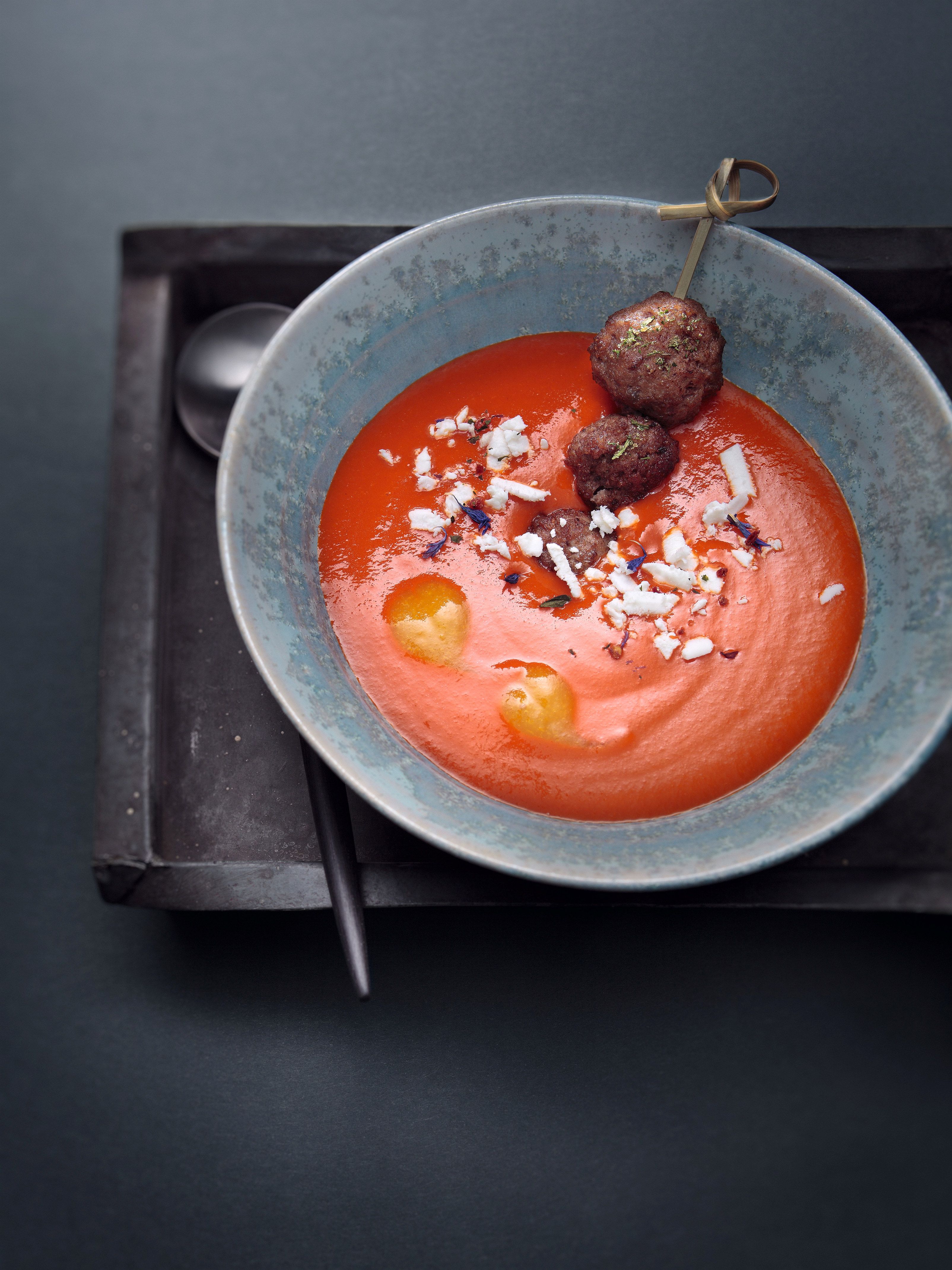 Geräucherte Paprikasuppe mit Meatballs