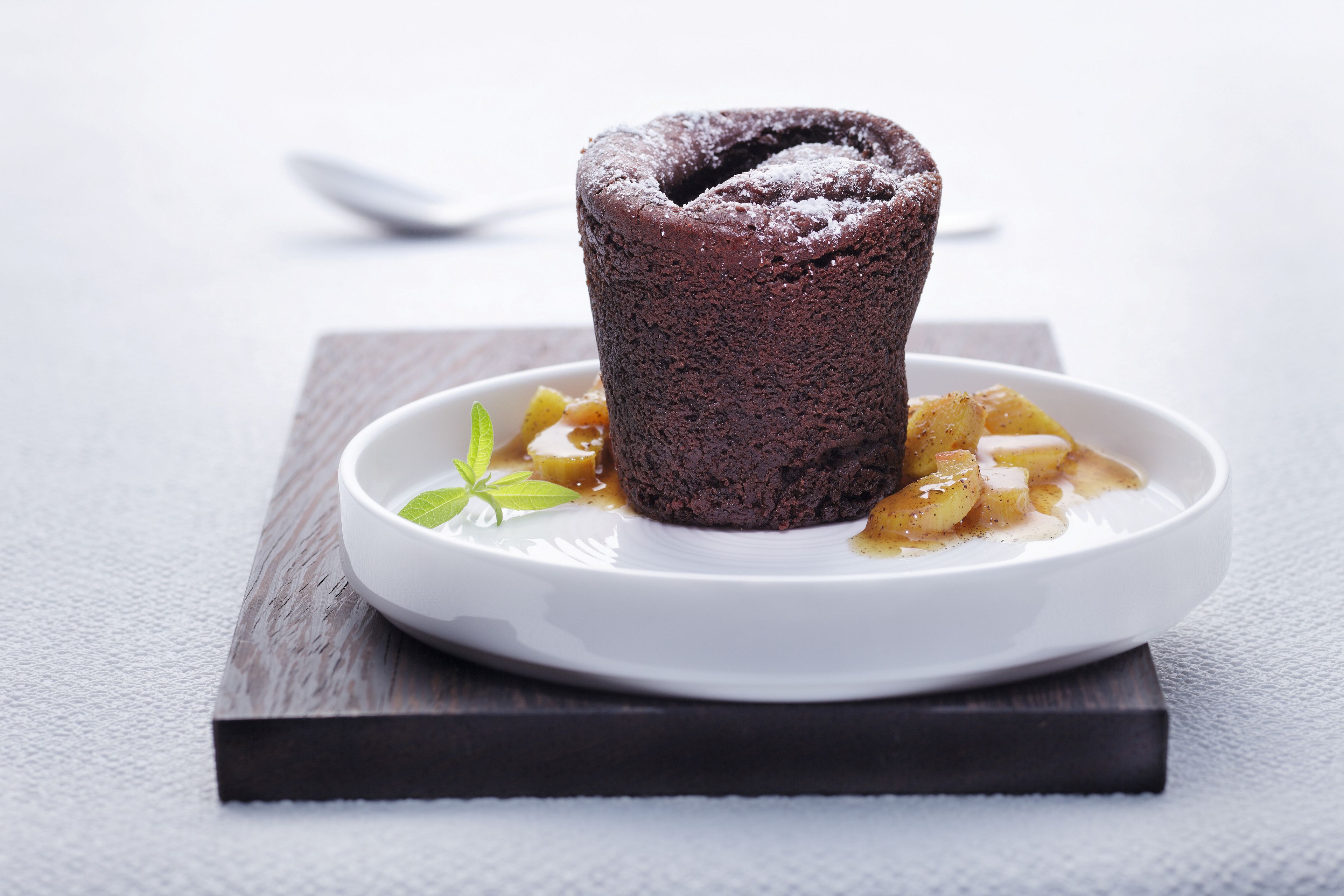 Schokoladen-Muffin mit Vanille-Rhabarber