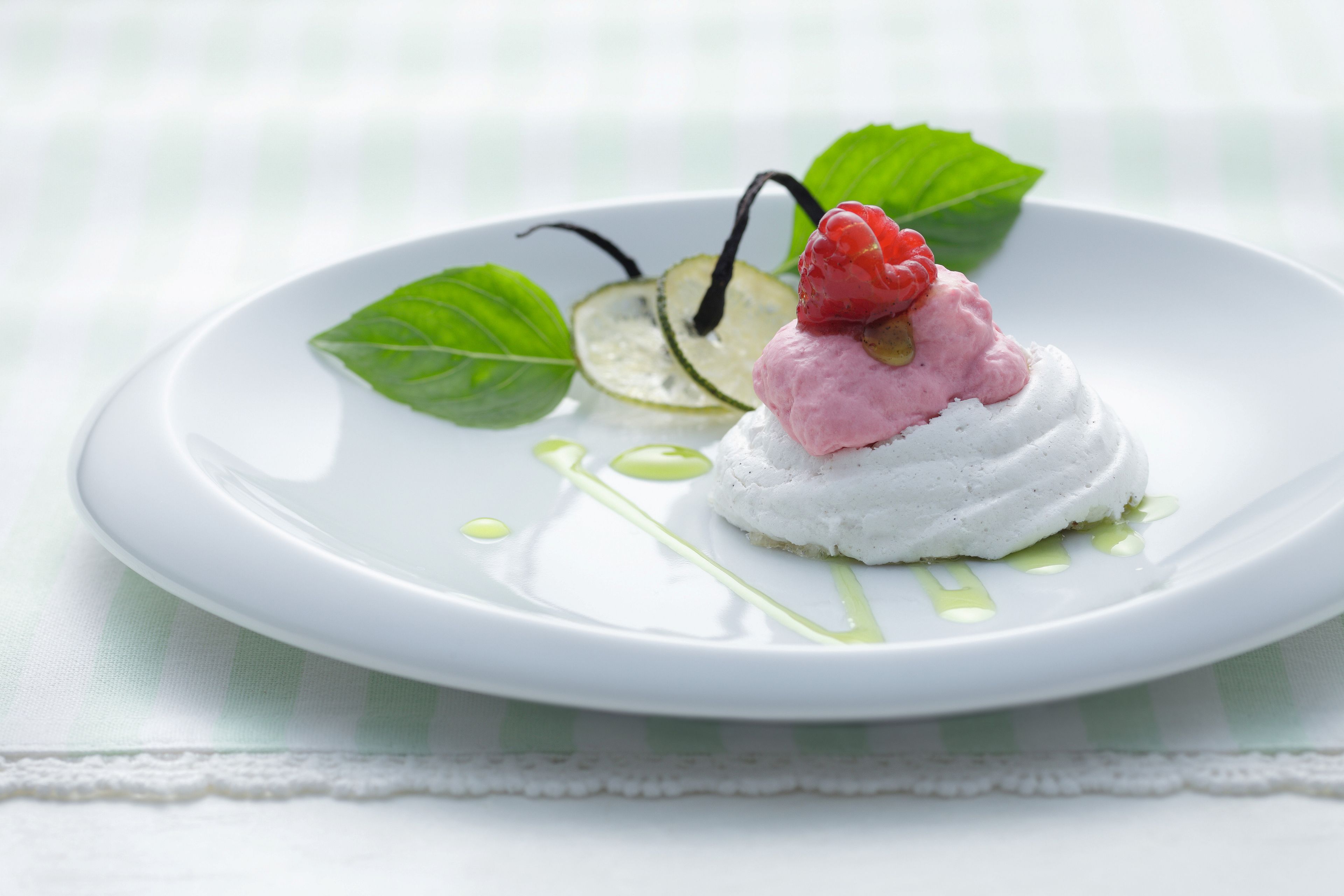 Himbeermousse mit marinierten Himbeeren