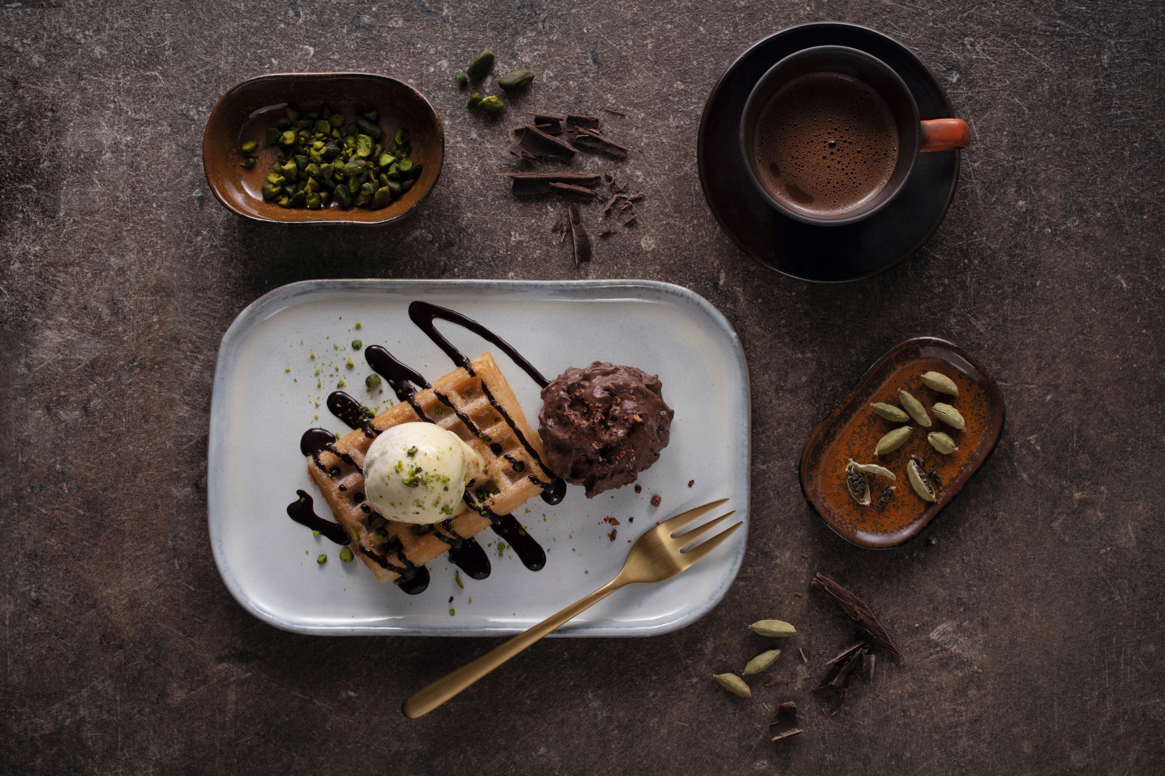 Knusperwaffel mit Vanilleeis, Schoko und Kardamom