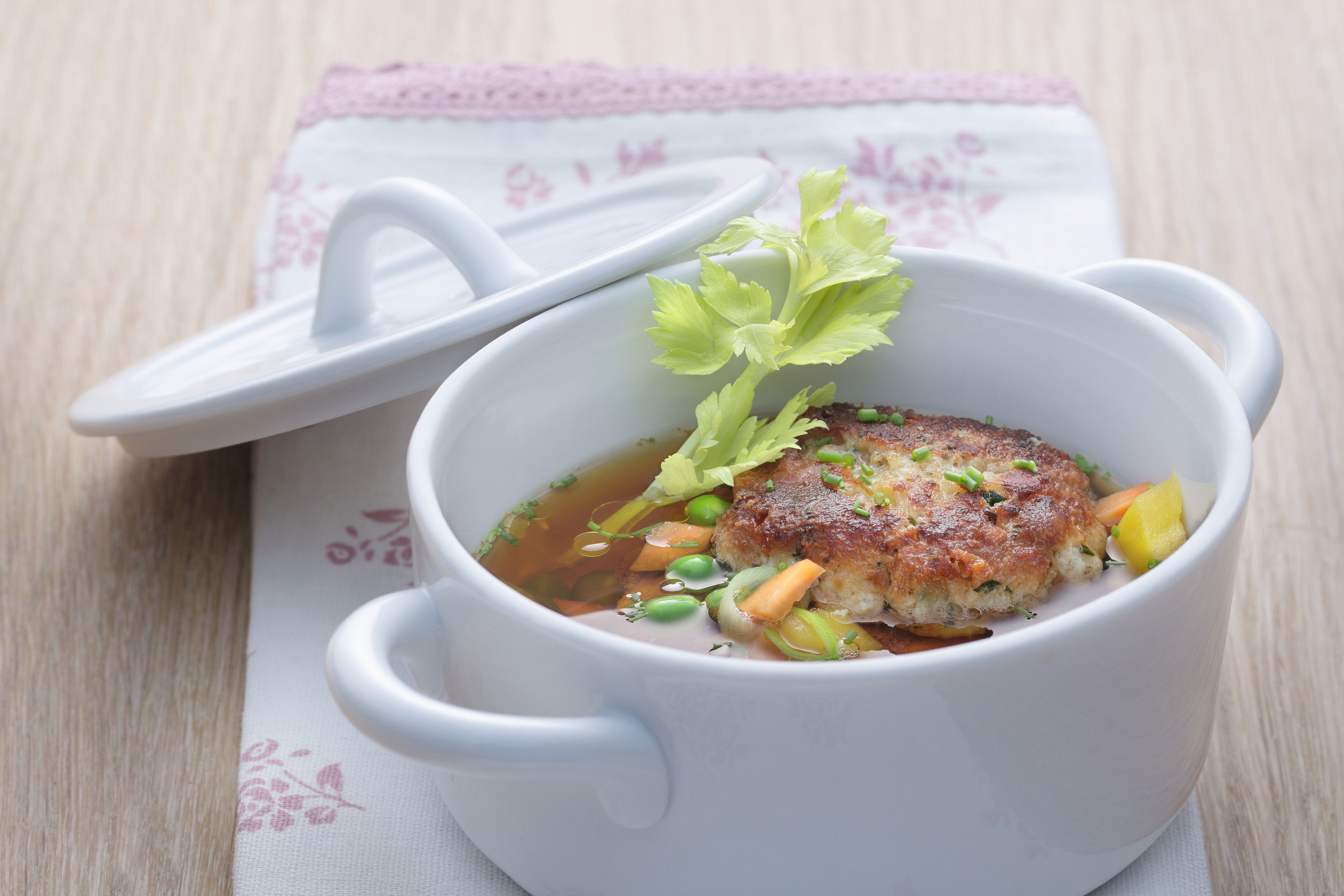 Würzige Kaspressknödel-Suppe