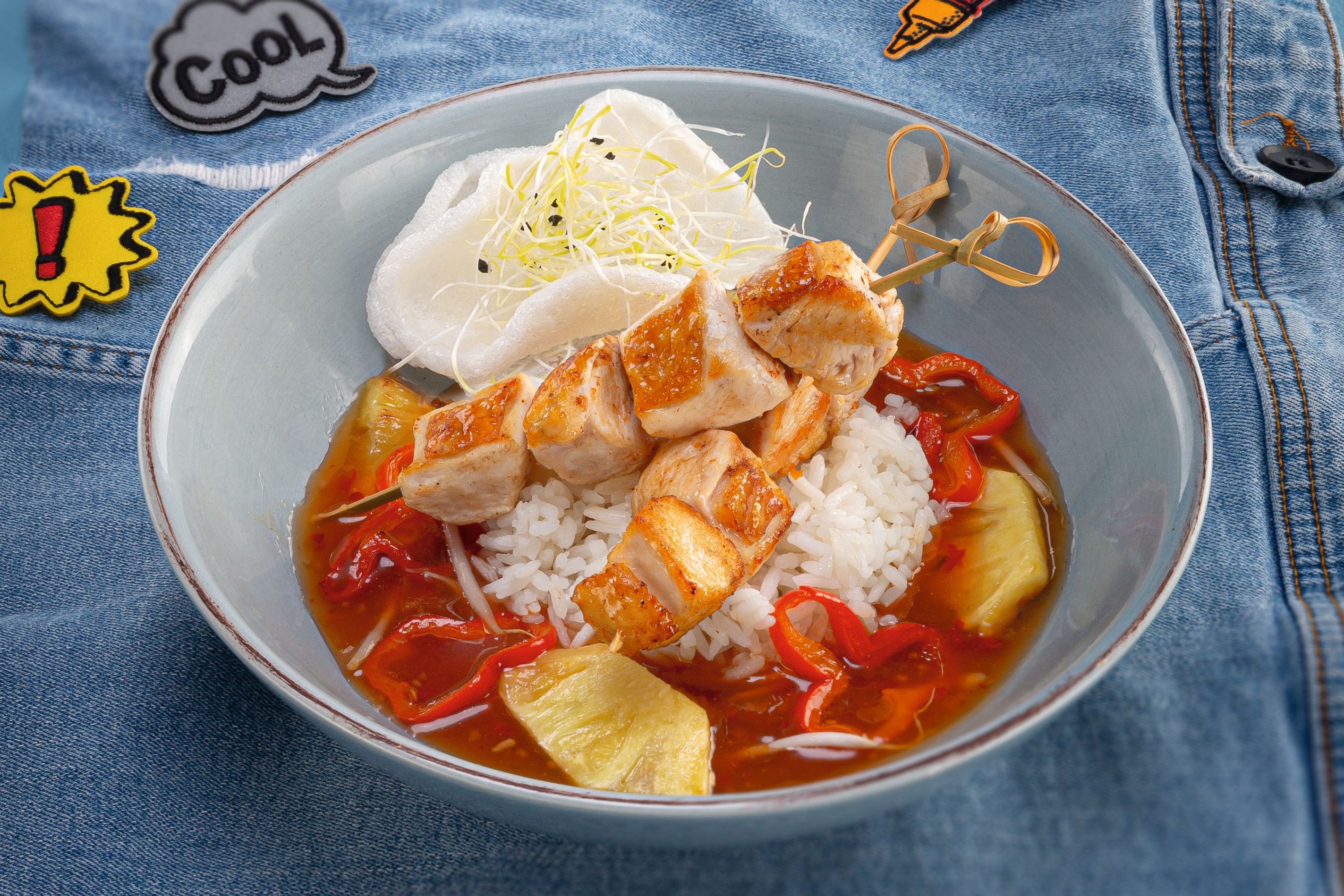 Süß-saure Hühnerspieße mit gebratener Ananas und Krabbencracker