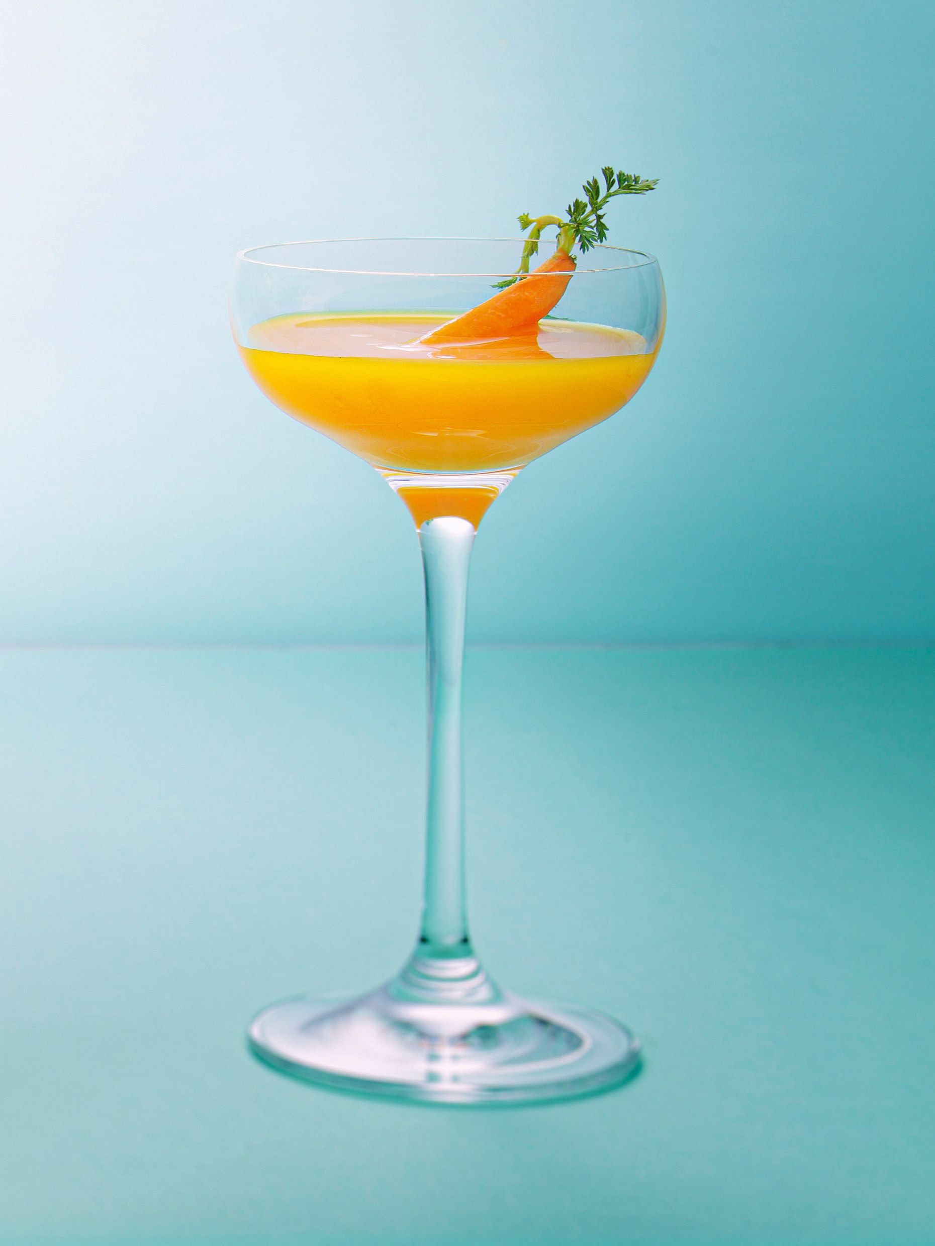 Mango-Karottenshot mit Hollunderblüten, Ingwer und Kurkuma