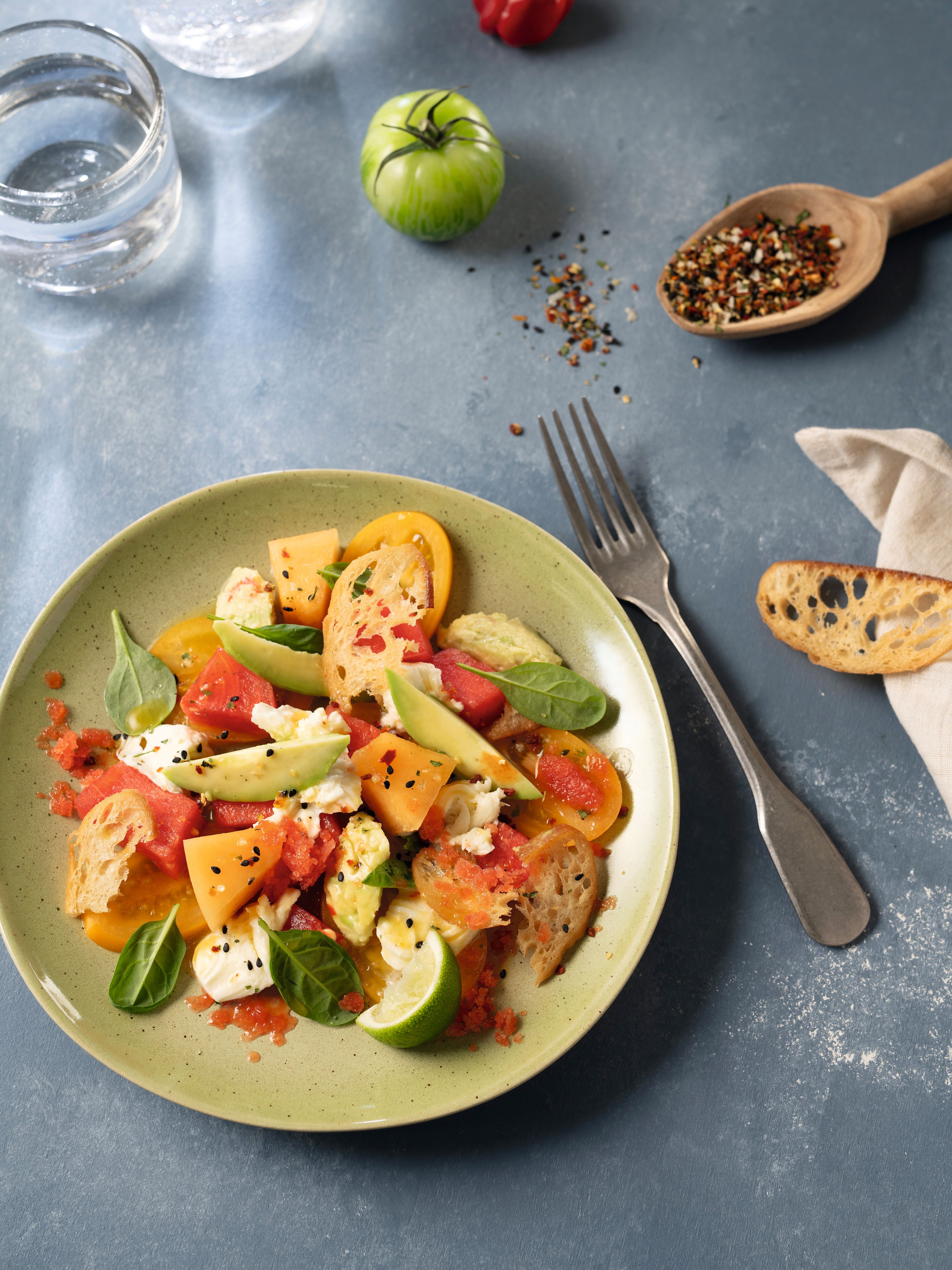 Fruchtiger Avocado-Salat mit Büffelmozzarella und geeistem Melonen-Dressing