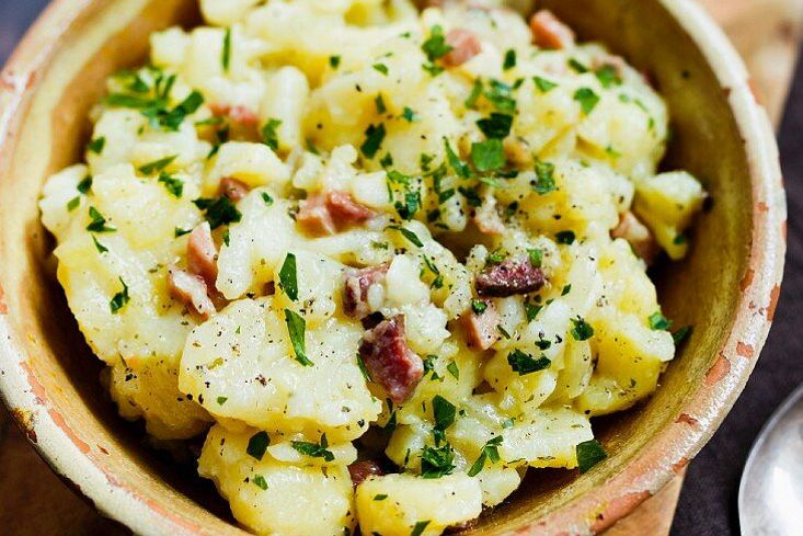 Hausgemachter Kartoffelsalat mit Speck