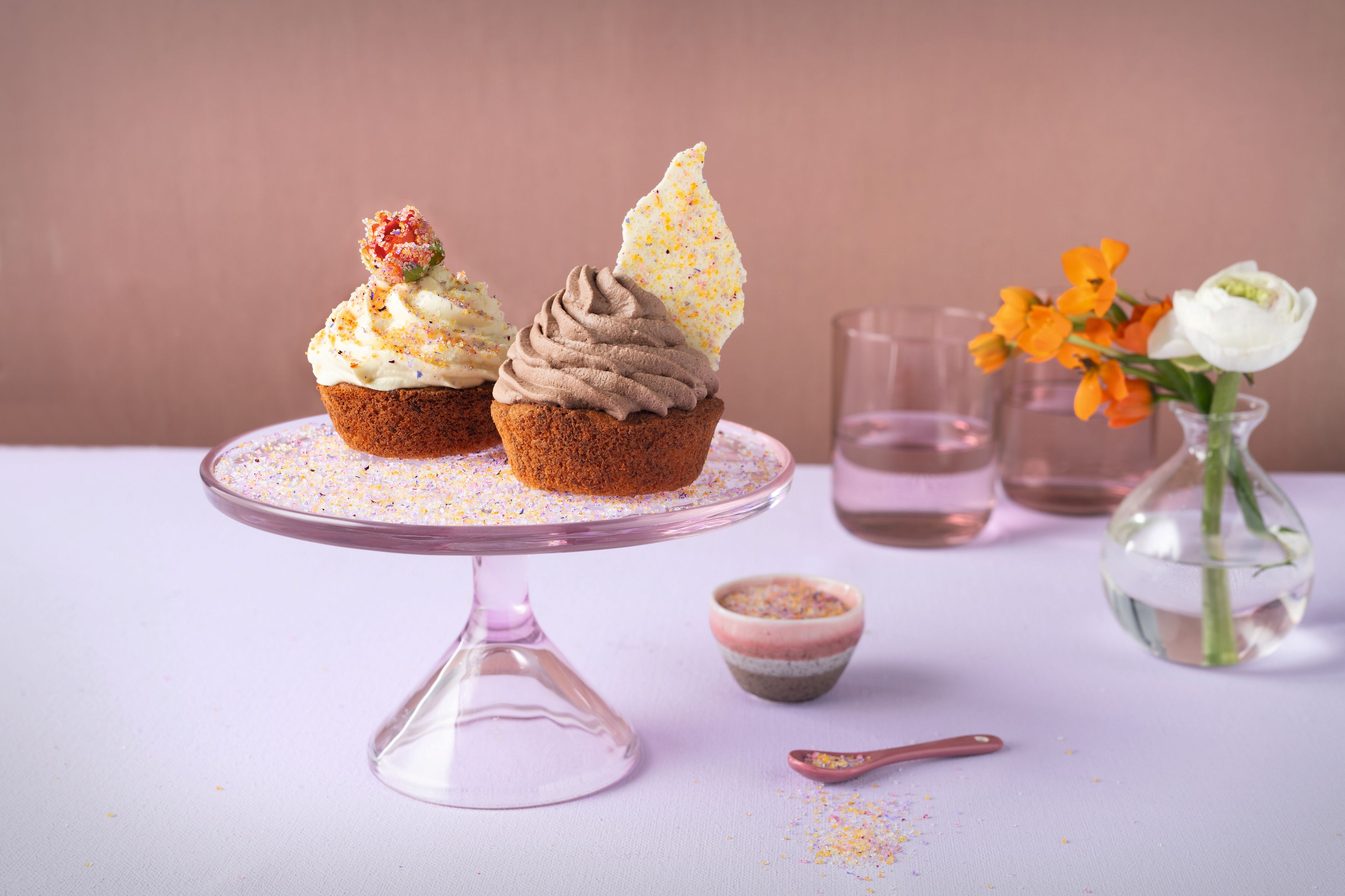 Karotten-Schokoladen Cupcakes mit Blütenzucker