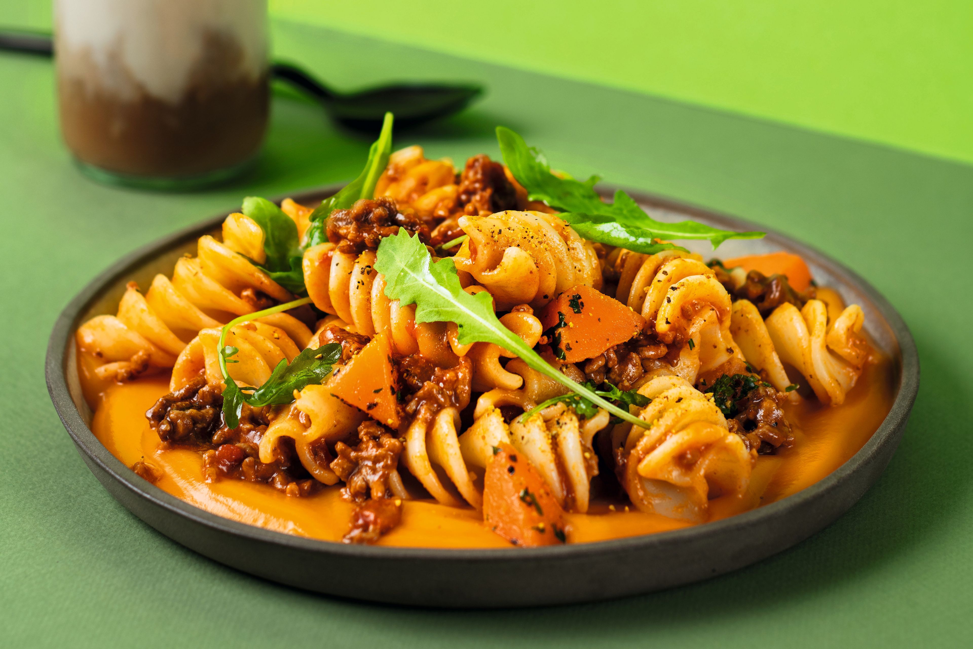 Pasta mit magerem Rindfleischsugo auf Süßkartoffelcreme