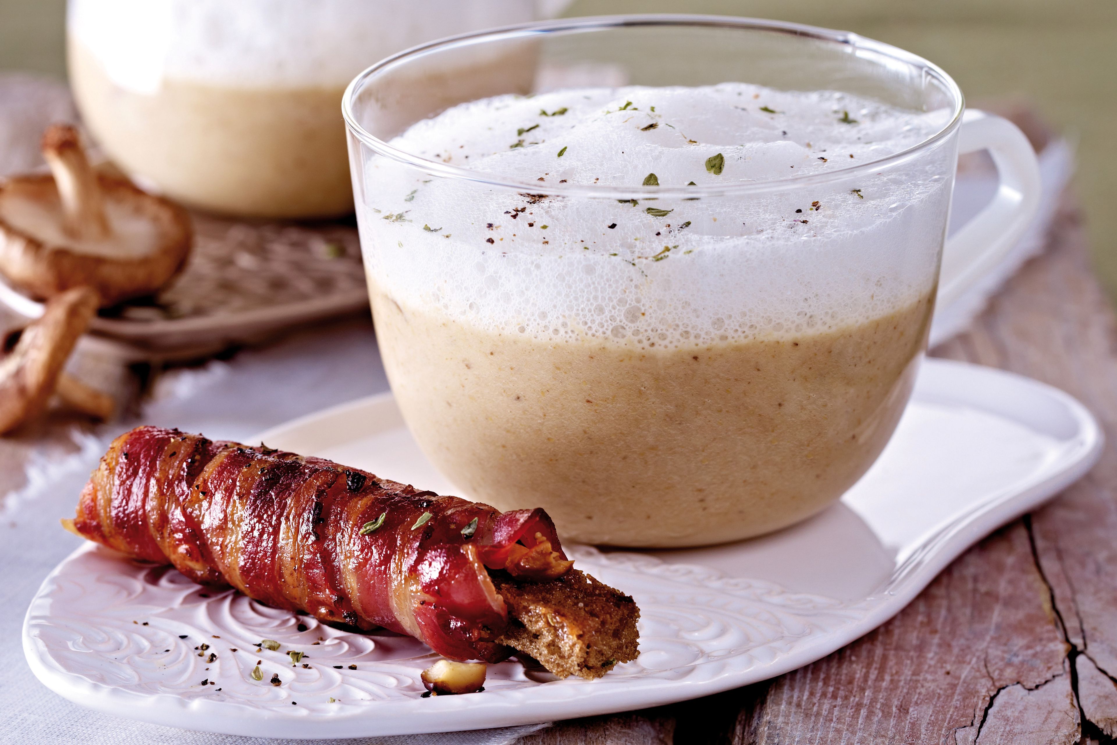 Waldpilzcappucino mit knusprigem Speckbrot
