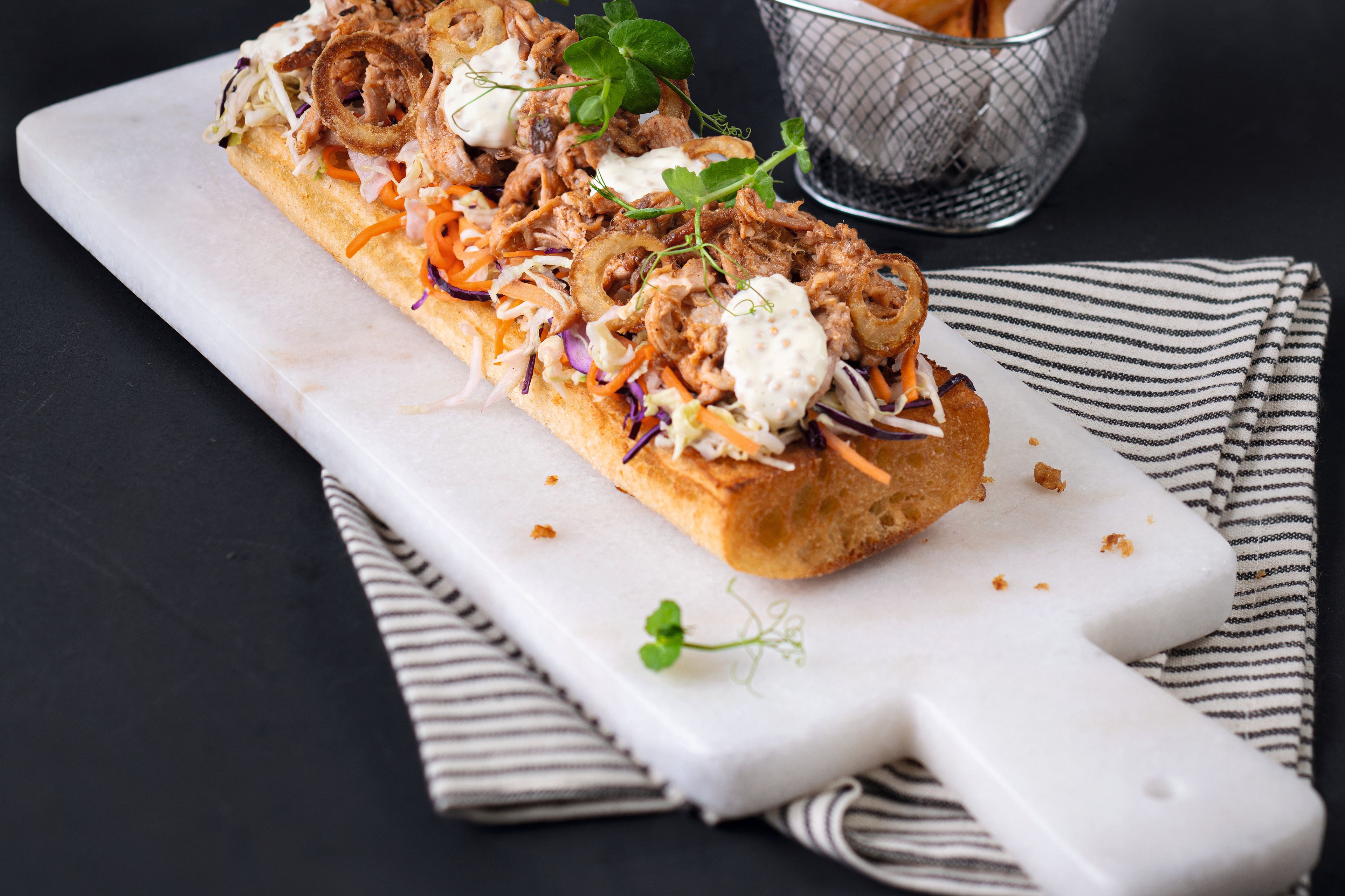 Pulled Pork mit Baguette, Coleslaw, Senf-Majo und Röstzwiebel