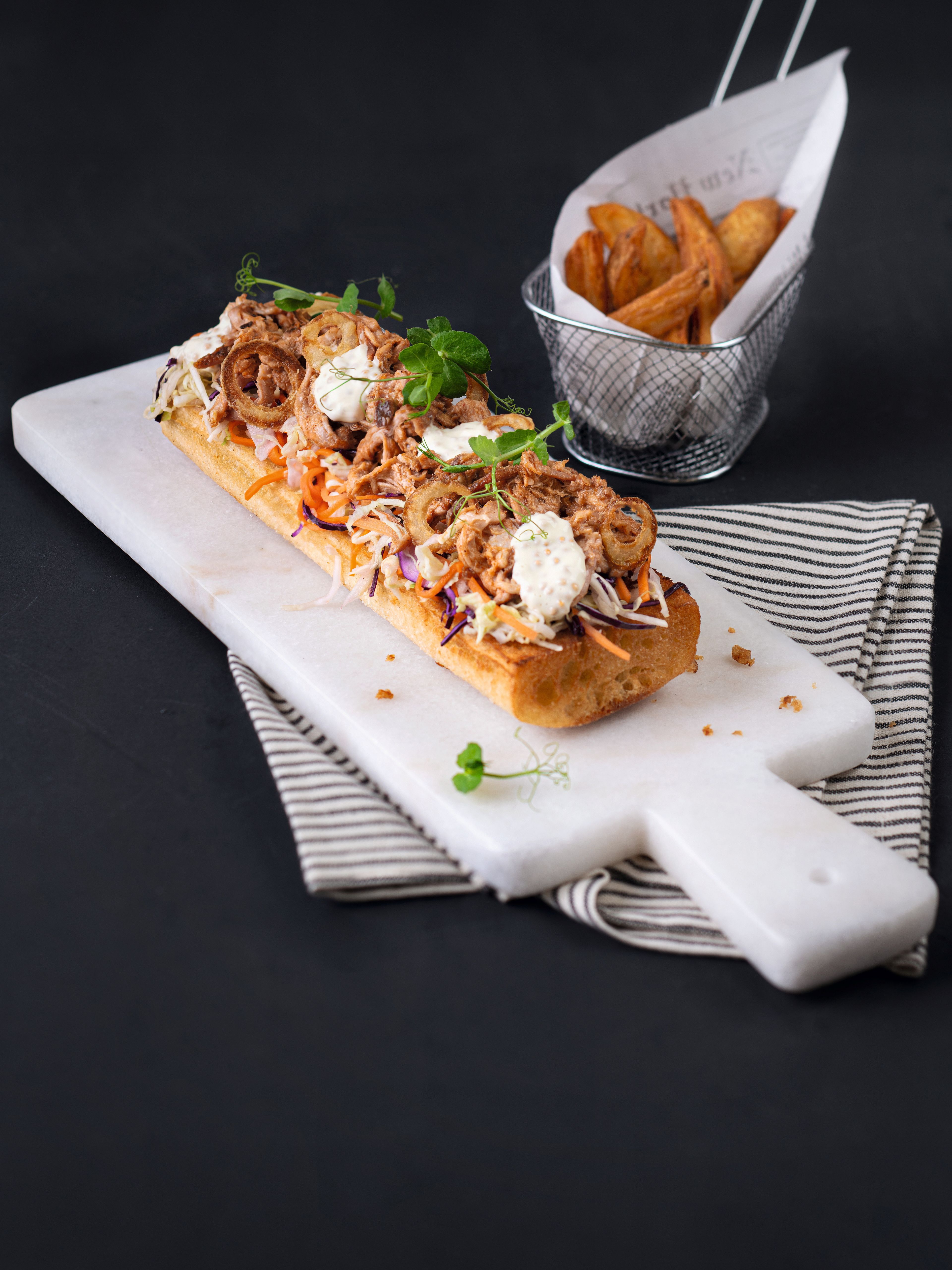 Pulled Pork mit Baguette, Coleslaw, Senf-Majo und Röstzwiebel