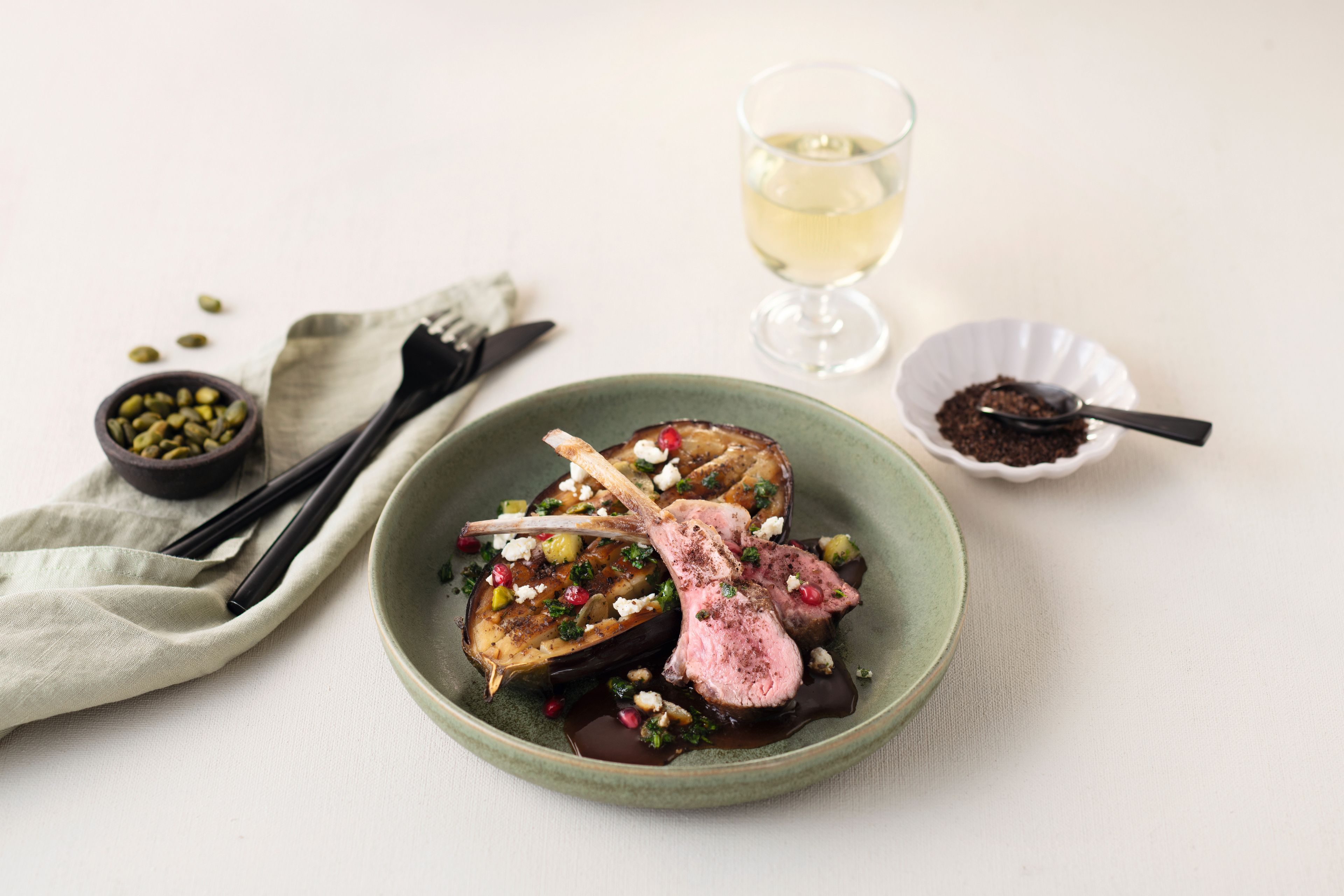 Lammkoteletts mit rauchiger Aubergine, Granatäpfel und Pistazien