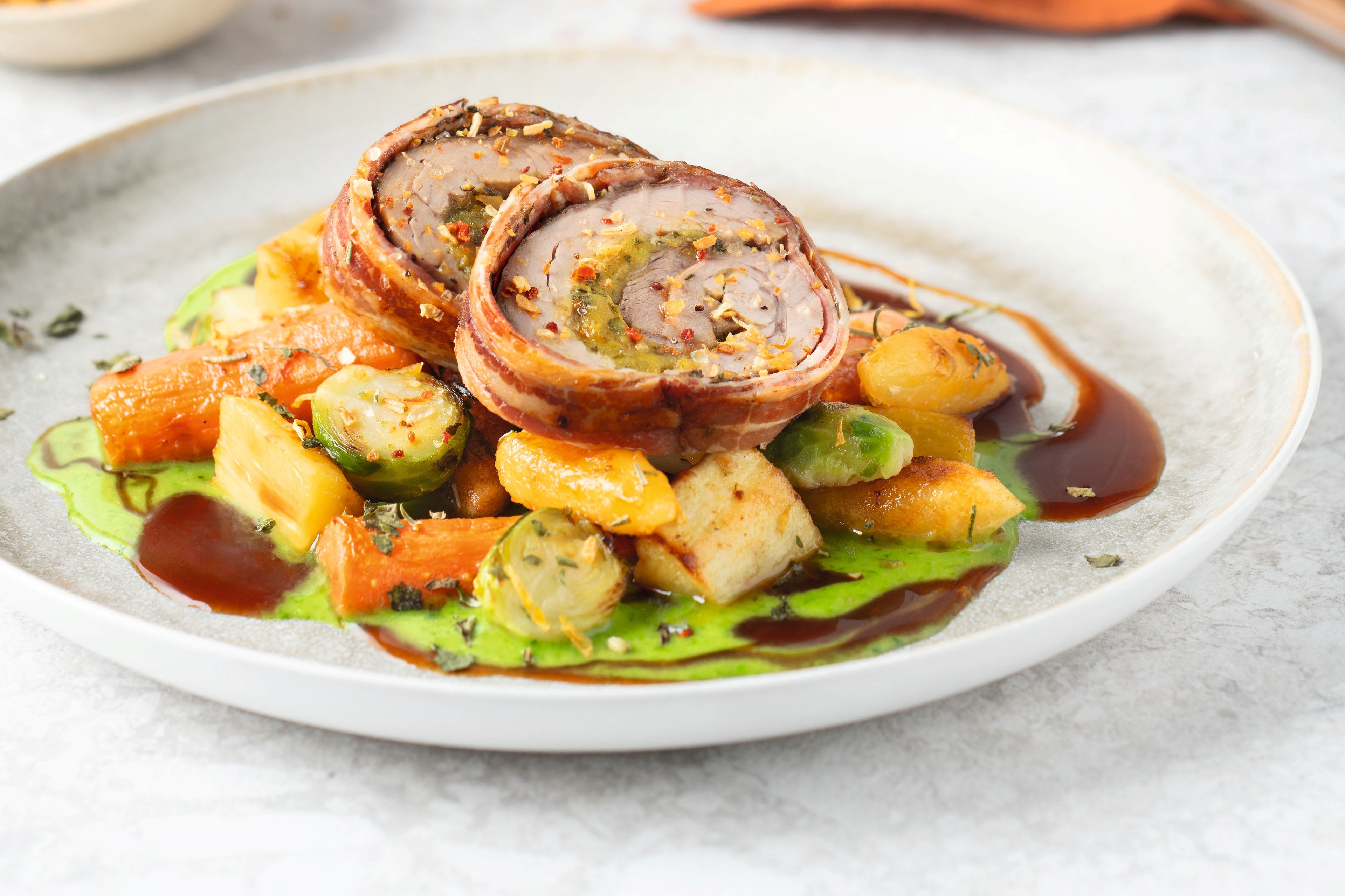 Putenrollbraten mit Gnocchi, Gemüse und Kräutersauce