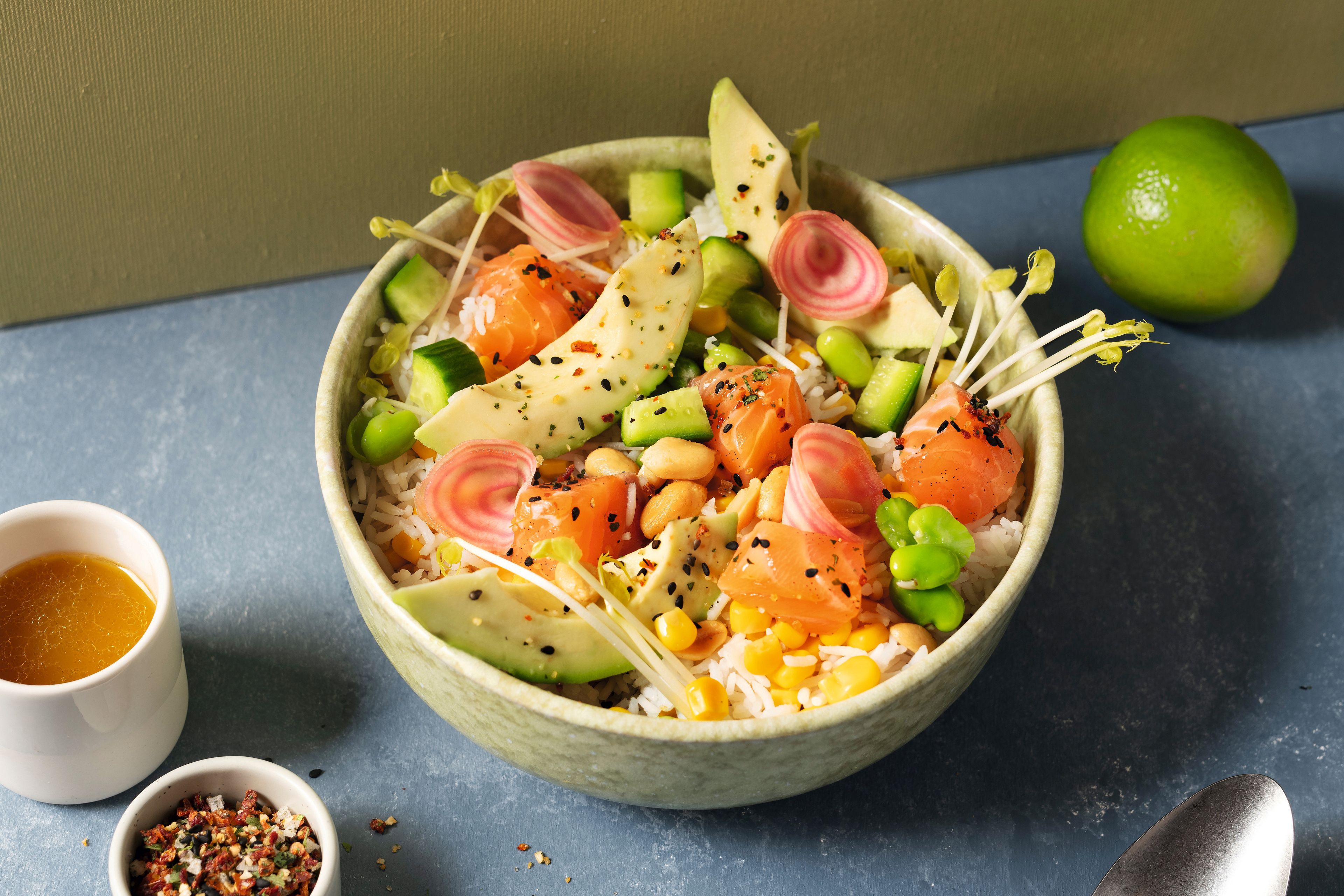 Peruanische Avocado-Bowl mit Lachs und Erdnüssen