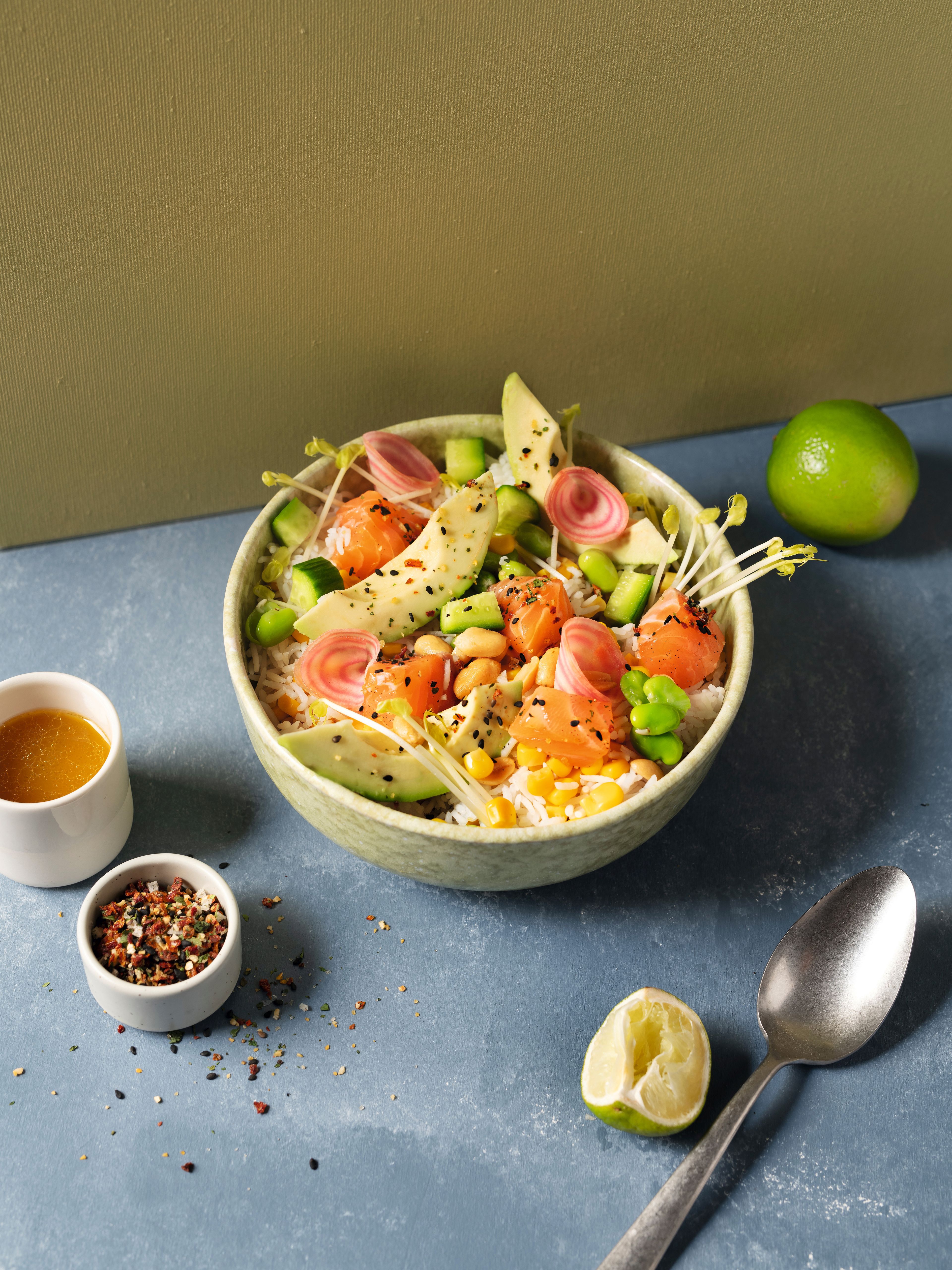 Peruanische Avocado-Bowl mit Lachs und Erdnüssen