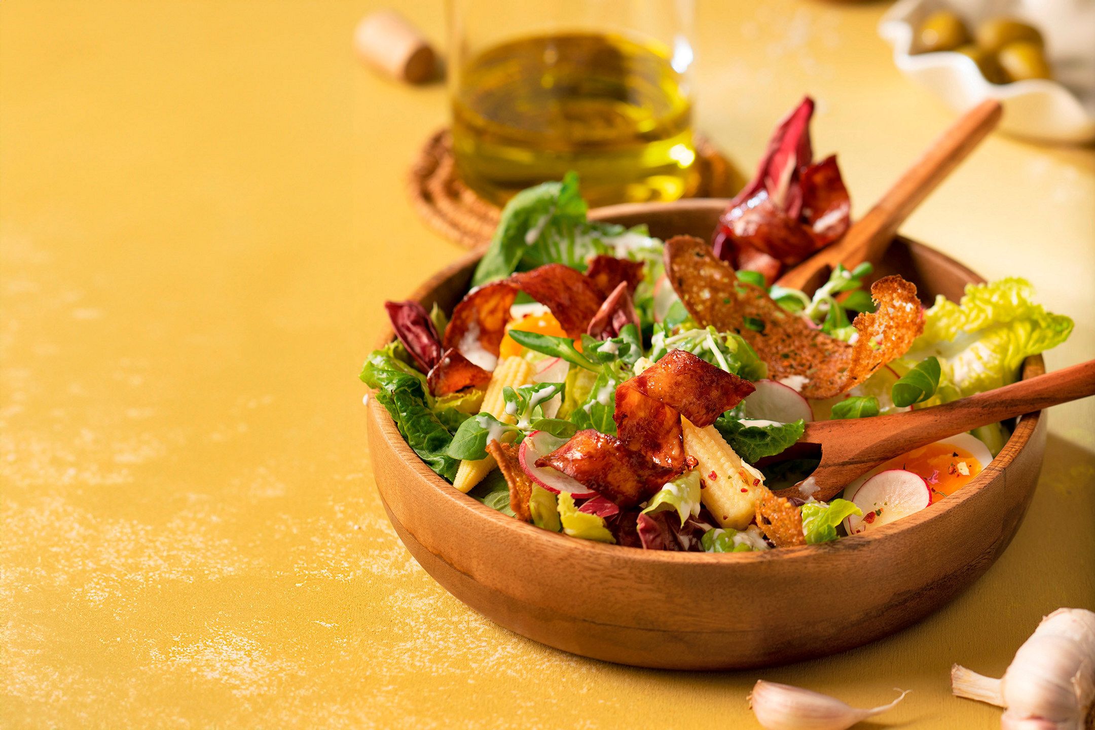 Rustikaler Bauernsalat mit Speck und Bergkräuter-Knoblauch-Dressing