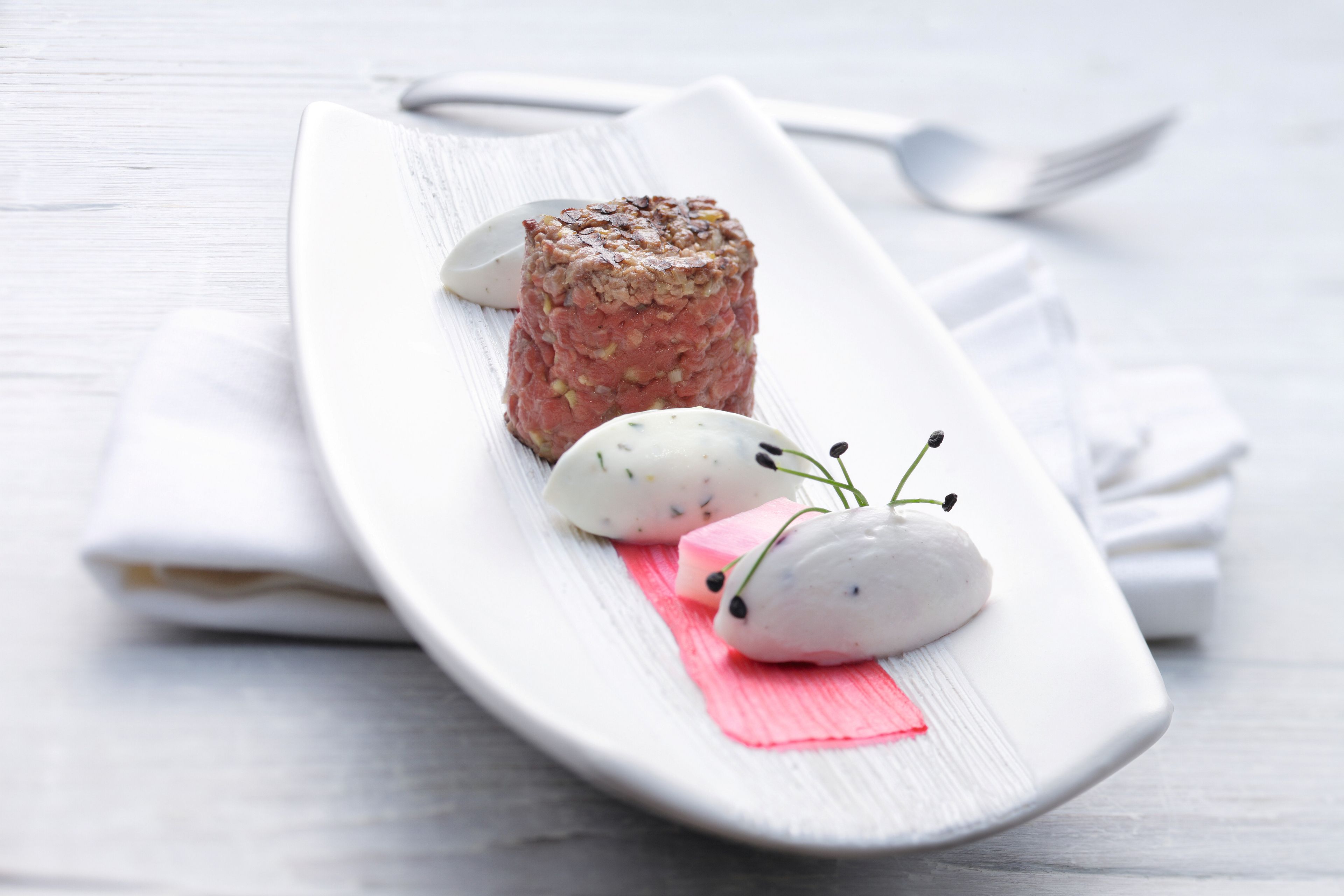 Beef Tatar vom Grill mit dreierlei Pfeffer-Dips