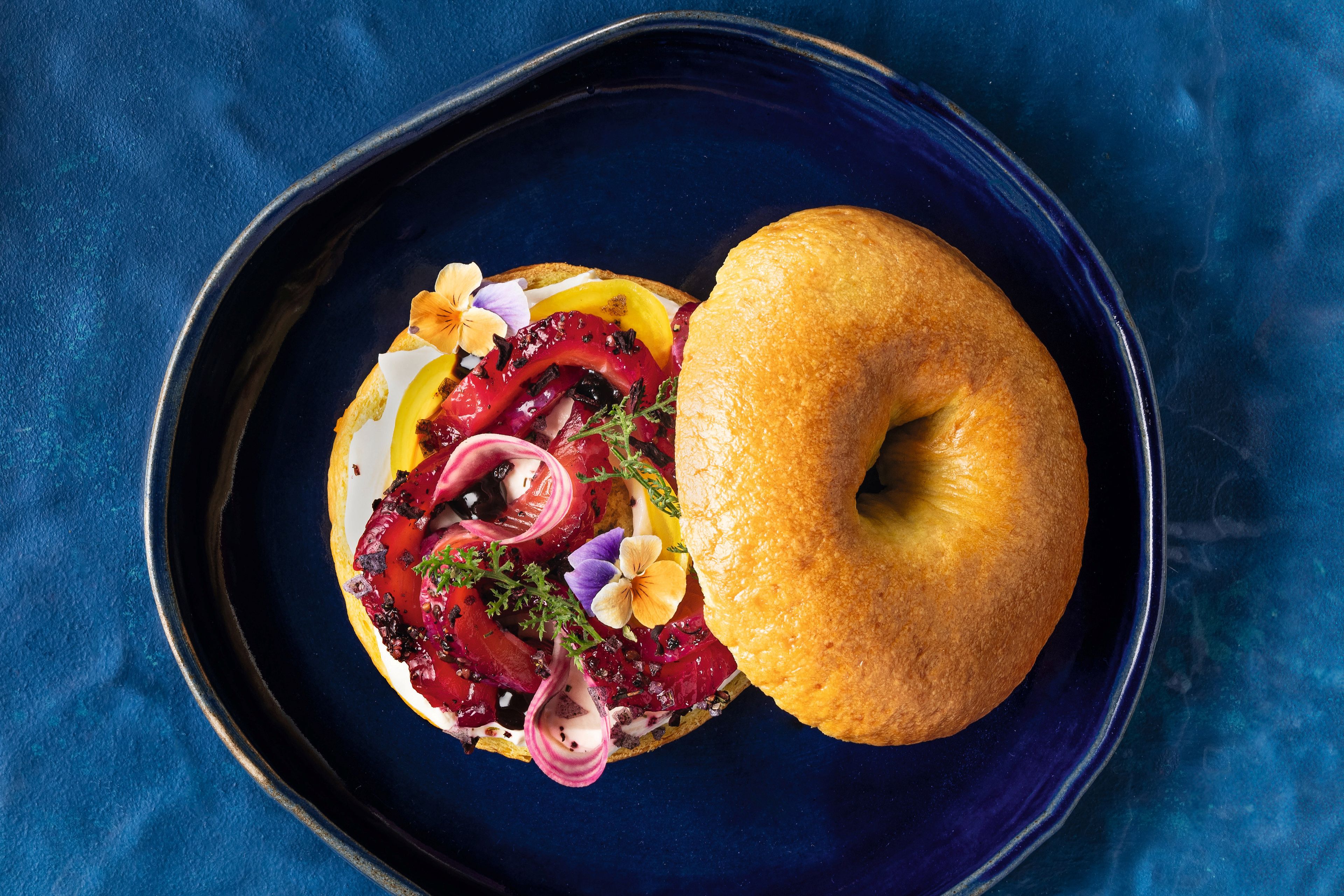 Bagel mit gebeitzem Saibling 