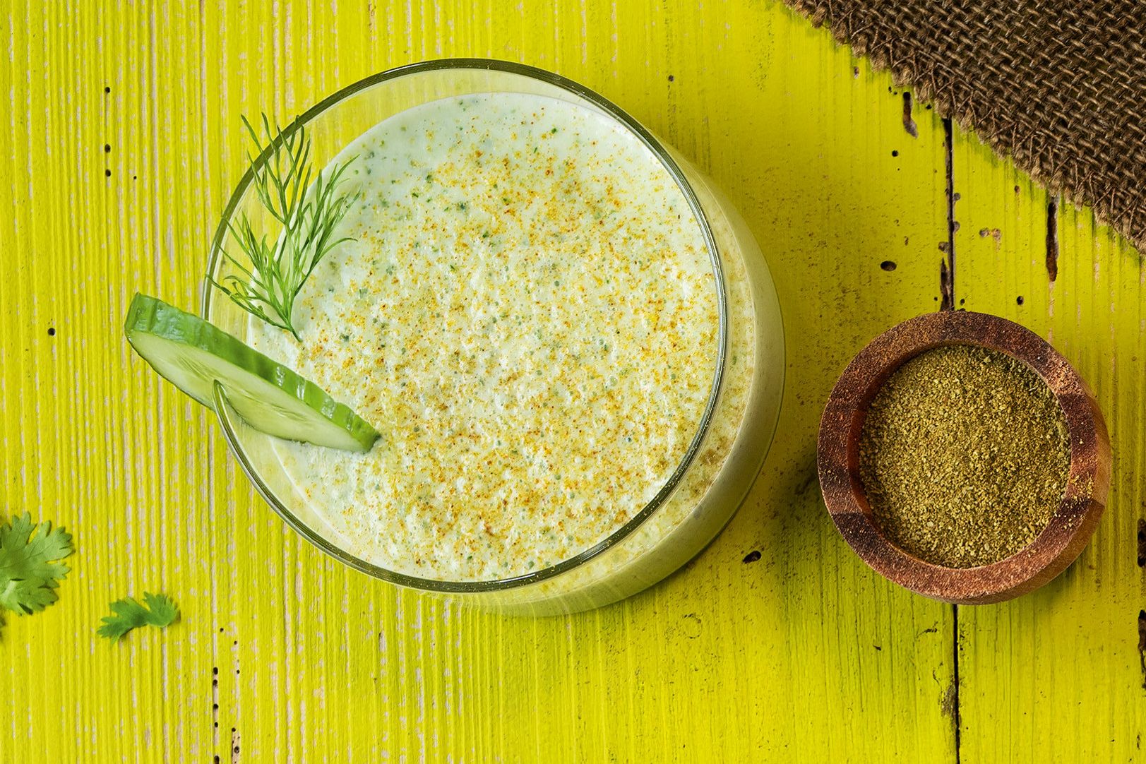 Gurkenkaltschale mit Buttermilch und grünem Curry 