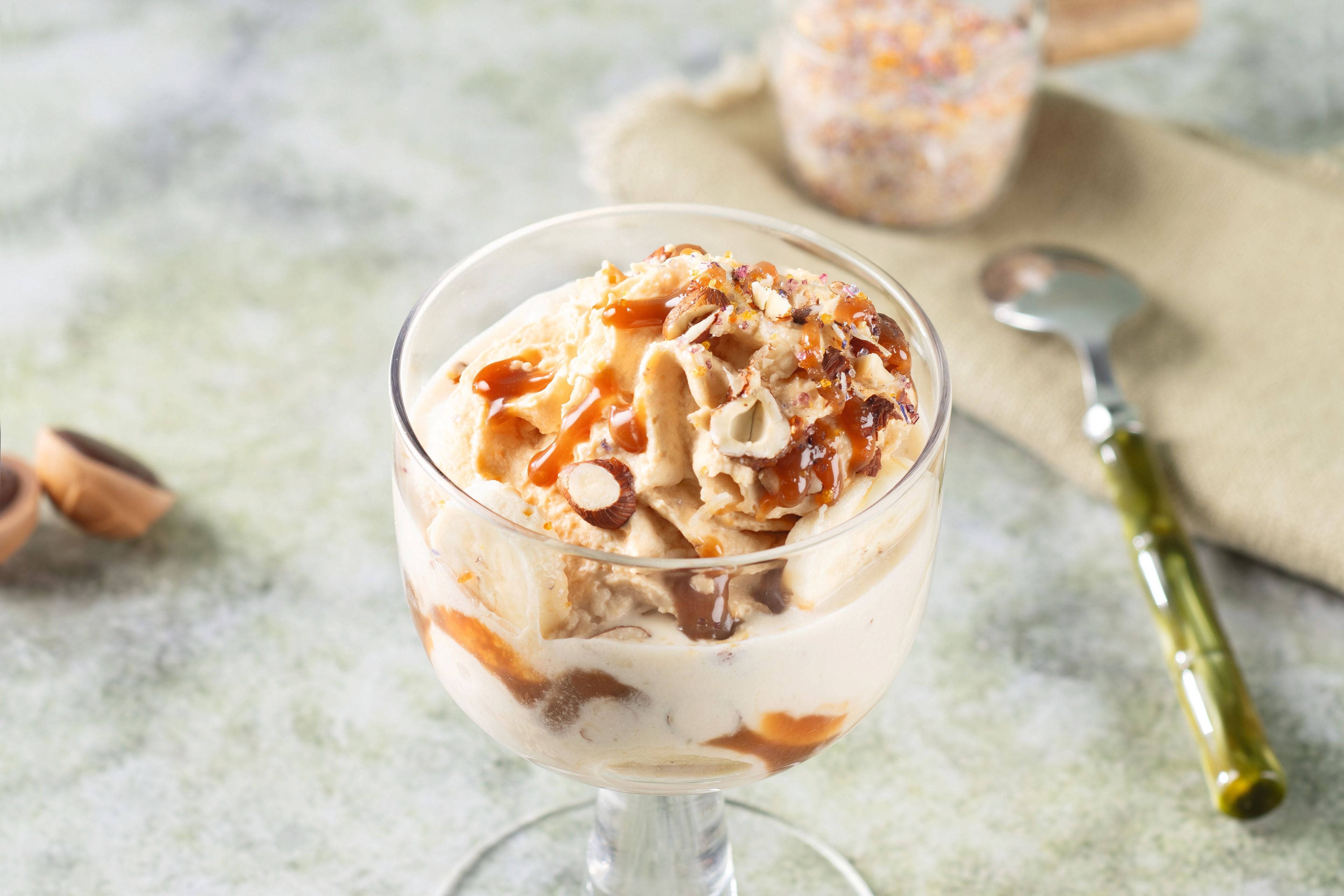 Bananen-Smoothie mit Karamell-Baileys-Mousse 