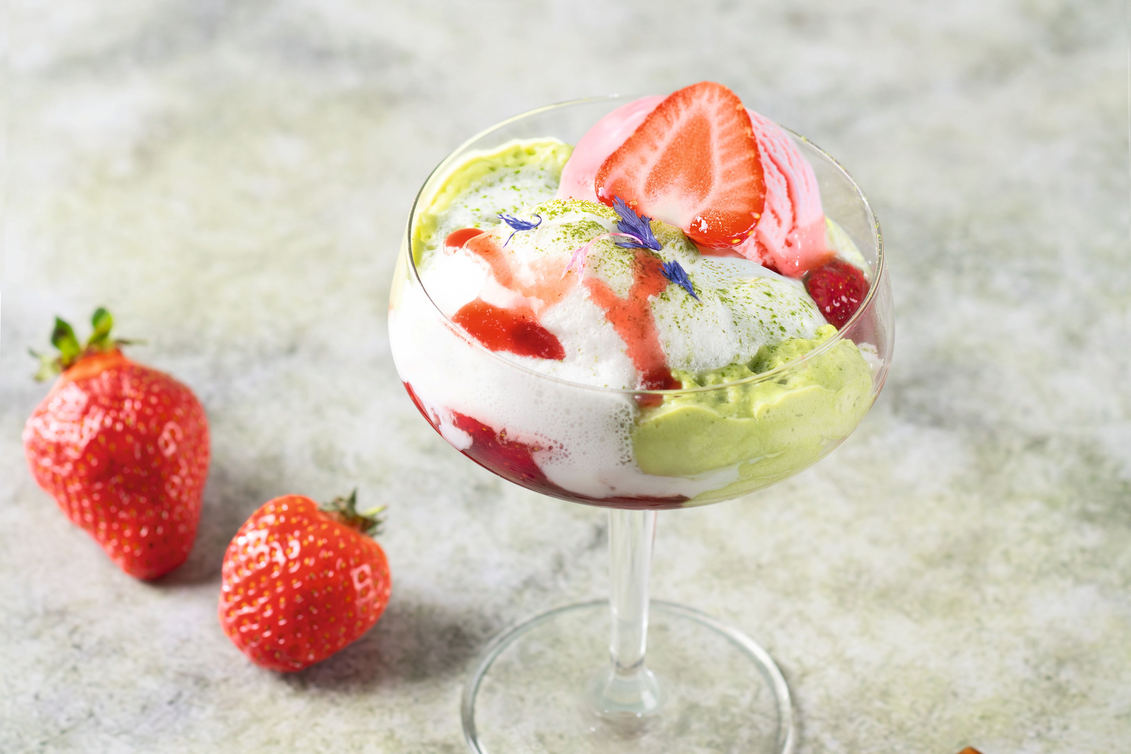 Strawberry-Latte mit Matcha-Mousse und Alpenblüten