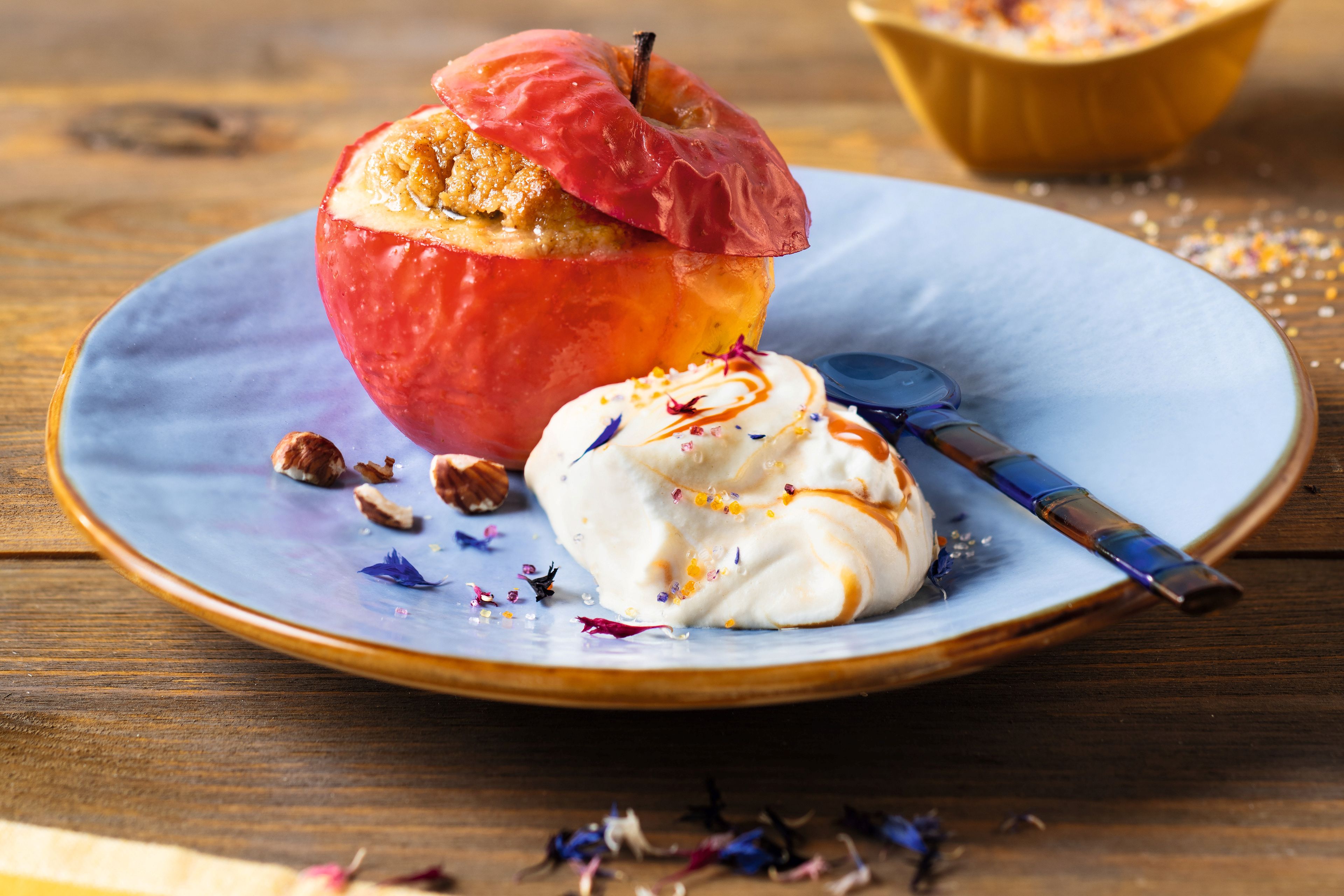 Bratapfel mit Haselnüssen und Honig-Balsam-Sabayon